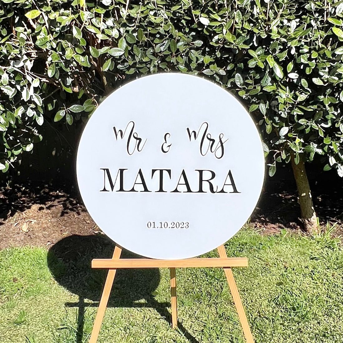 “Personalized Round Acrylic Wedding Welcome Sign – Custom Engraved Sign with Names & Date for Ceremony or Reception Decor”